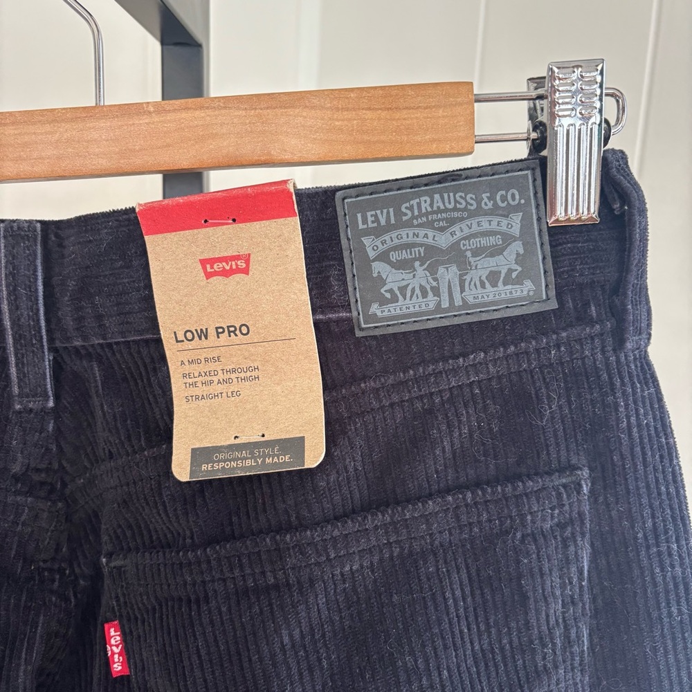 Levi’s Low Pro Black Corduroy Mid Rise Pants Women’s 31x30 Relaxed Straight NWOT